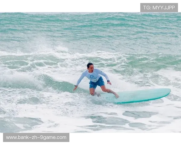 沙滩冲浪赛，海浪上的青春燃烧，海浪冲击沙滩