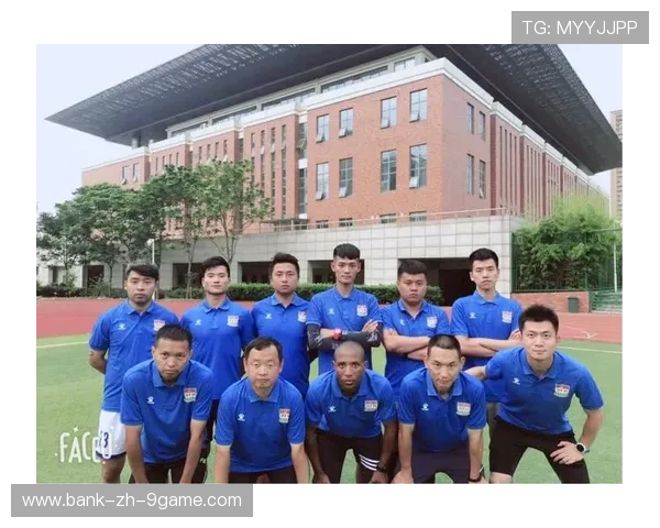 足球俱乐部在青训中推行教练继续教育与职业保障政策，足球教练员培训机构